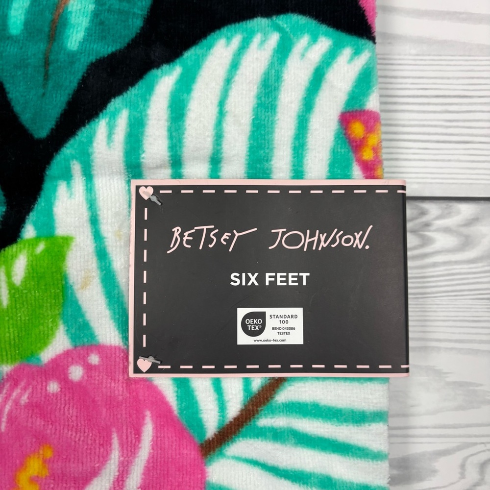 Betsey Johnson Floral Hibiscus Beach Towel NWT - Picture 2 of 5